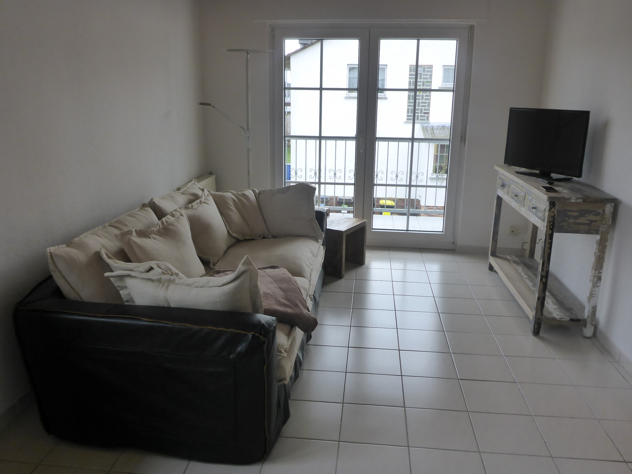 Wohnbereich mit TV und Balkon